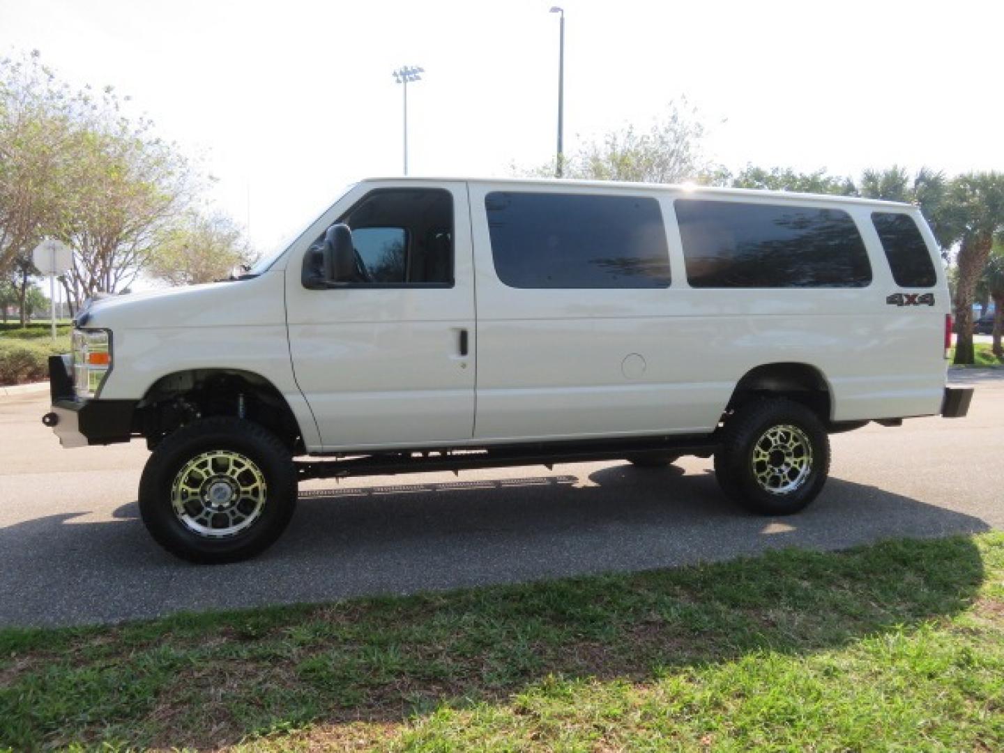 2014 White /GRAY Ford E-Series Wagon XLT (1FBSS3BL6ED) , AUTOMATIC transmission, located at 4301 Oak Circle #19, Boca Raton, FL, 33431, (954) 561-2499, 26.388861, -80.084038 - Photo#12